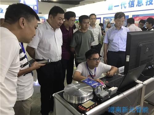 雙創(chuàng)活動周期間，湖南省發(fā)改委省黨組成員、副主任卓群參觀新光智能井蓋